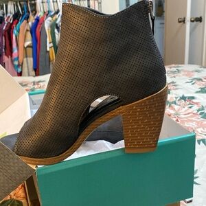 Maurices size 7 never worn